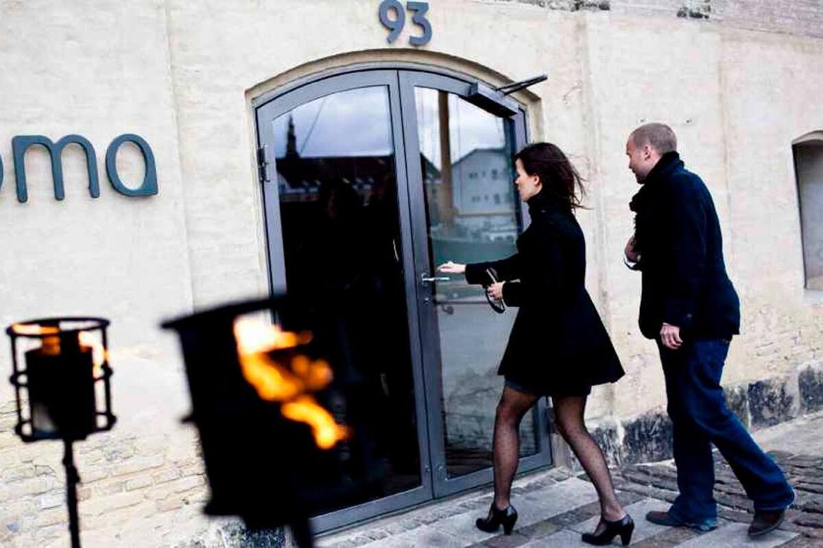Una pareja entra en el restaurante Noma, en Copenhague, el mejor del mundo, un lugar que revolucionó por completo la gastronomía nórdica y que regresó para seguir enamorando paladares. EFE / VANGUARDIA
