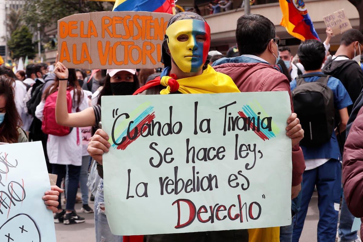 Manifestantes marchan por las calles durante una nueva jornada de protestas por un nuevo "paro nacional" convocado por los sindicatos y organizaciones sociales, que desde el pasado miércoles movilizan a miles de personas en todo el país.