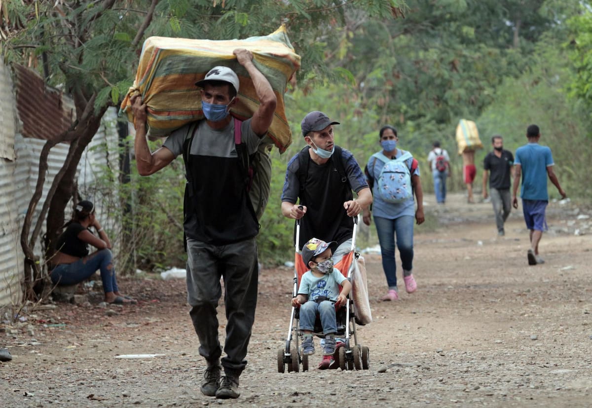 Ciudadanos venezolanos ingresan a Colombia a través de pasos irregulares, el 16 de febrero de 2021, en Cúcuta