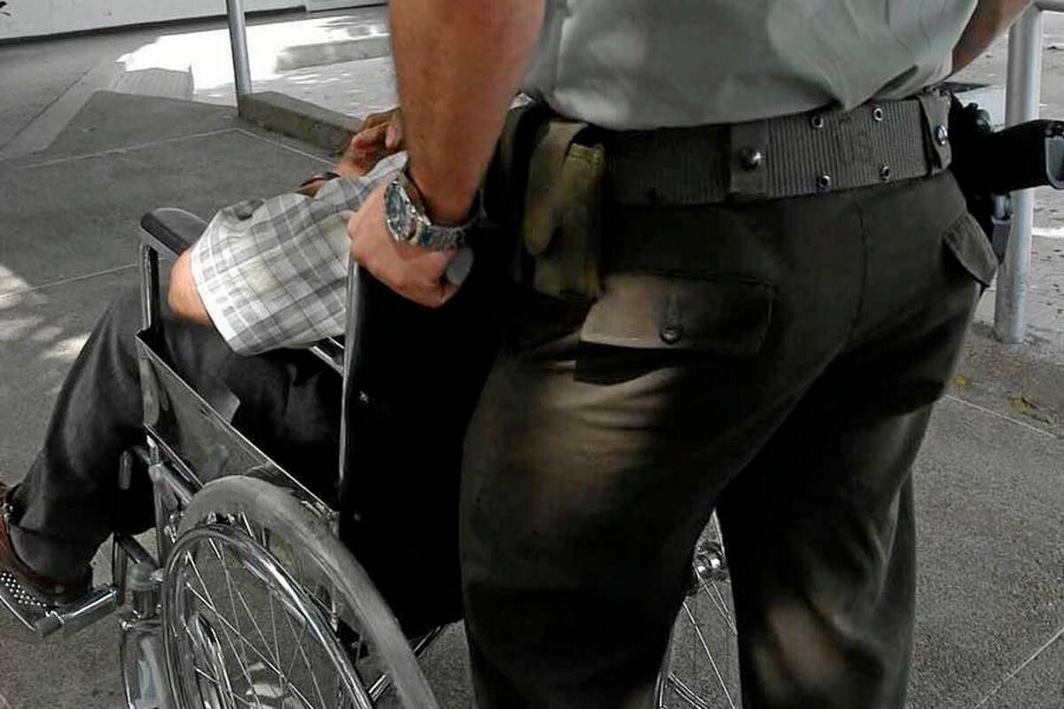 Debido a la golpiza que le dio la comunidad, el adolescente entró a la audiencia de legalización de captura y medida de aseguramiento en una silla de ruedas. (Foto: Javier Alvarado/ VANGUARDIA LIBERAL)