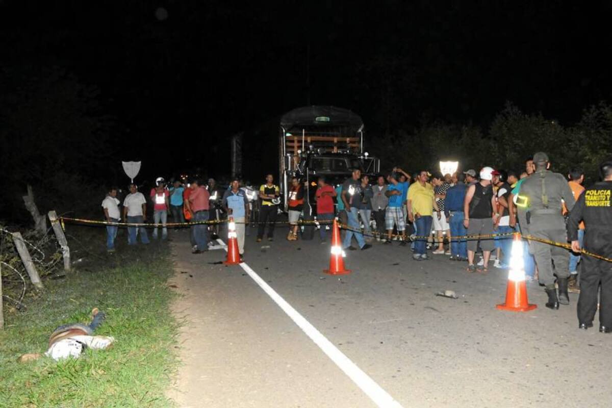 El cuerpo quedó tendido cerca de la carretera, mientras la motocicleta en la que se movilizaba cayó en el potrero. (Foto: Emmanuel Pérez Ortegón/ VANGUARDIA LIBERAL)