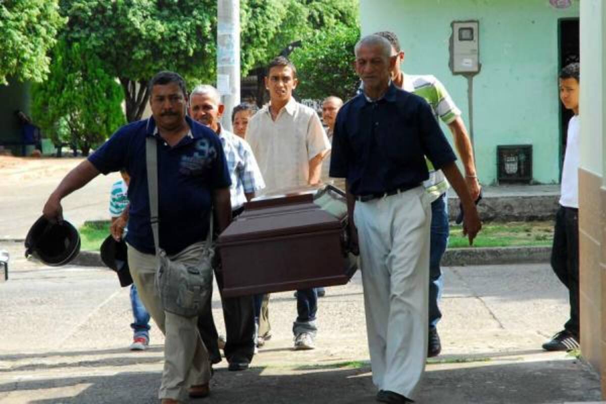 Ayer en la tarde se celebraron las honras fúnebres de Lina Yiceidy Ricardo Ochoa, quien fue encontrada muerta el domingo en la mañana, en una residencia del Puerto petrolero. Su ex pareja sentimental se entregó al día siguiente confesando el crimen.(Foto: Javier Alvarado/VANGUARDIA LIBERAL )