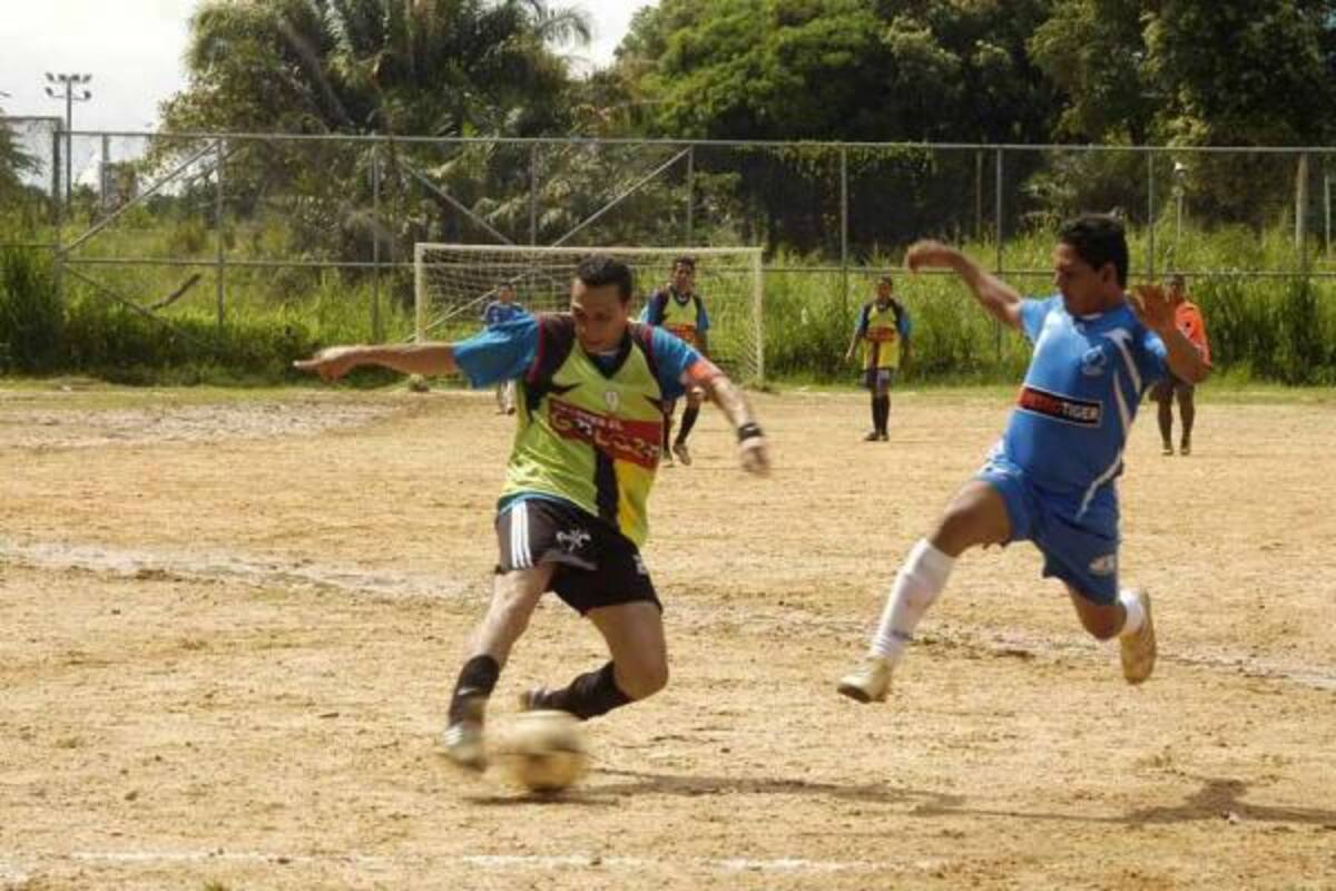 SEP HVL derrotó por la vía de los tiros penaltis a Ferretería Instrufer. Con el resultado en octavos de final John Pérez, de Instrufer y actual goleador del Torneo de Minifútbol Interempresas de Los Transportadores con 17 anotaciones, tendrá que esperar que sus perseguidores no anoten más.(Foto: Édgar Pernett/VANGUARDIA LIBERAL)