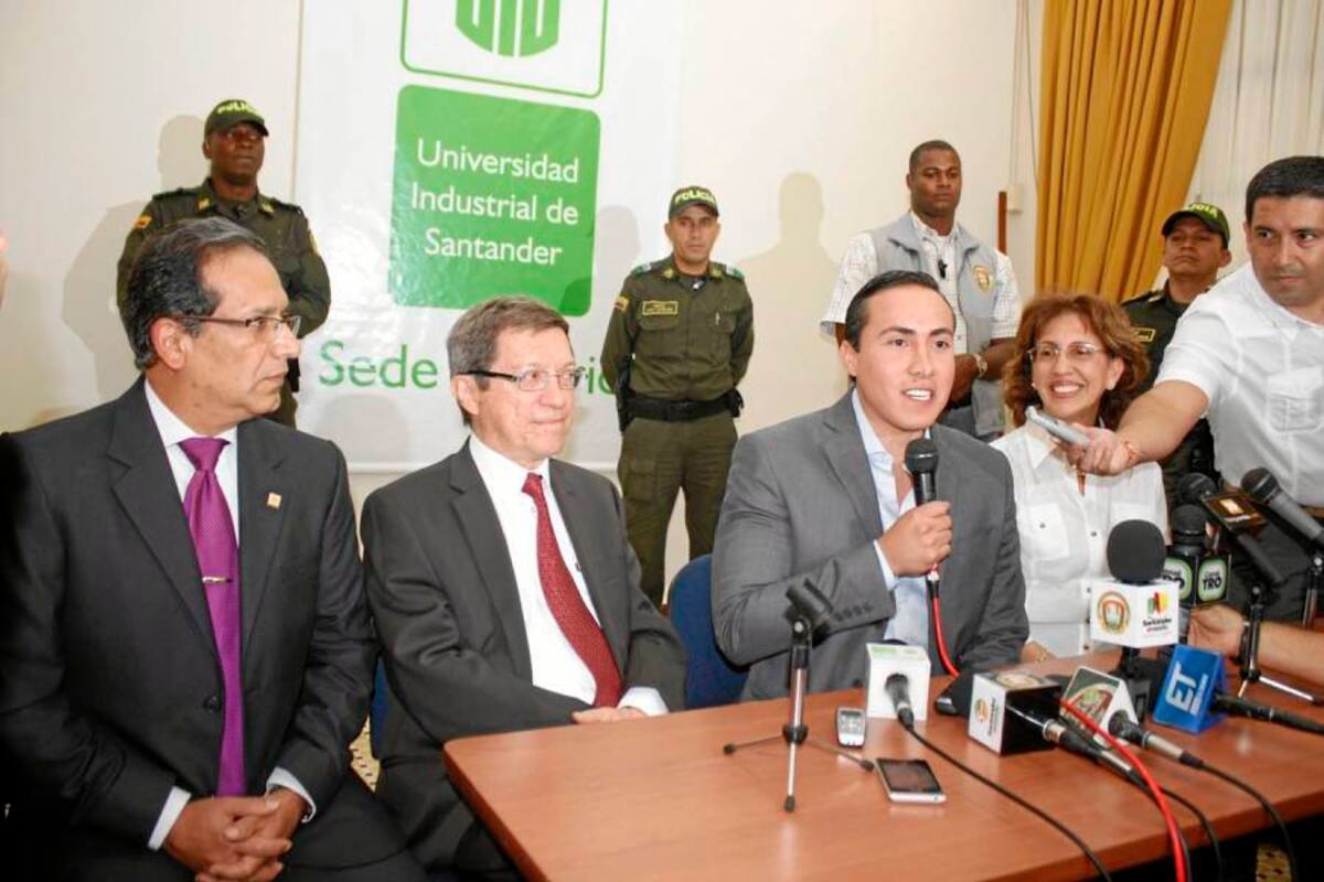 Álvaro Gómez, ex rector encargado de la UIS; Álvaro Ramírez García, rector designado; Richard Aguilar, gobernador de Santander; y la viceministra de Educación, durante el anuncio oficial del nombramiento. (Foto: Foto: Nelson Díaz / VANGUARDIA LIBERAL)