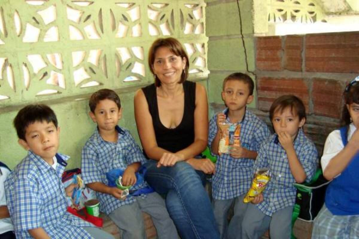 La maestra Gloria Esperanza Sierra junto a algunos de sus estudiantes en el Colegio Vicente Azuero(Foto: Suministrada/VANGUARDIA LIBERAL)