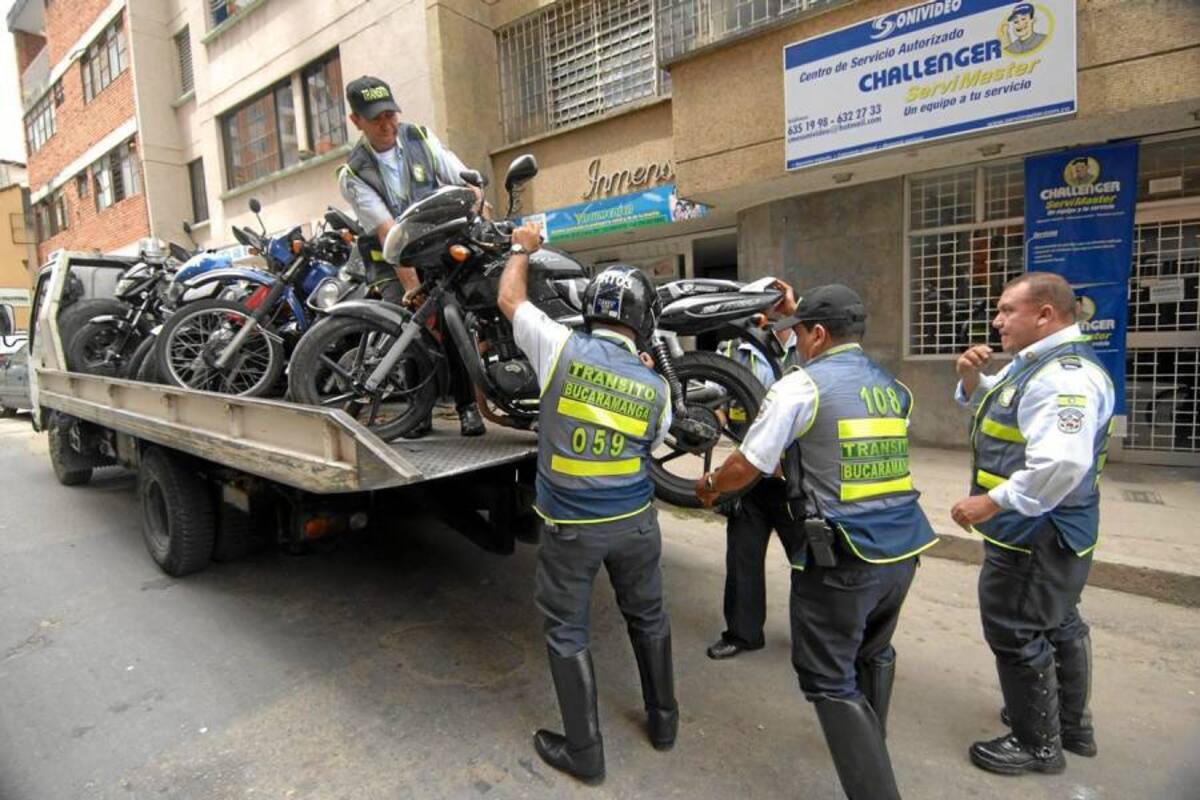 Estacionar en sitio prohibido es una de las infracciones que más cometen los motociclistas en la ciudad. (Foto: Archivo / VANGUARDIA LIBERAL)