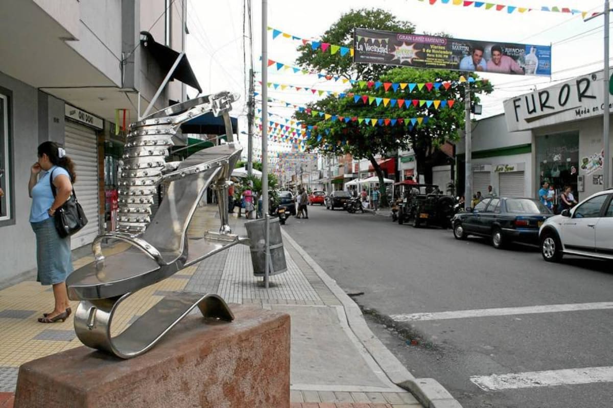 El monumento al calzado, insignia del barrio San Francisco de Bucaramanga, engalana la gran vitrina comercial que se adelanta por estos días en Bucaramanga. (Foto: César Flórez León / VANGUARDIA LIBERAL)