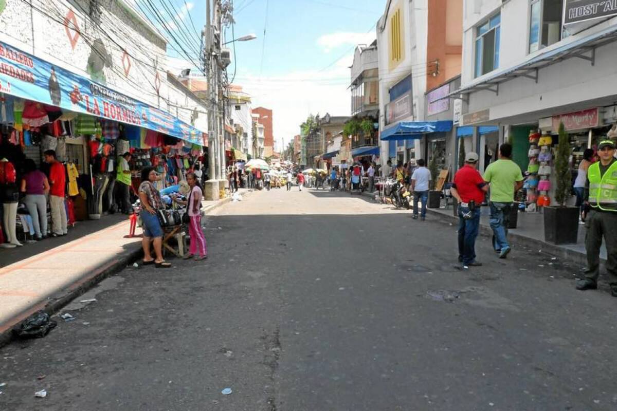 Tras el desalojo de los vendedores ambulantes ecuatorianos, ayer se vio algo ‘despejada’ la carrera 16. Y aunque todavía se ve a uno que otro comerciante informal, la Alcaldía prometió recuperar totalmente esta vía. (Foto: Nelson Díaz / VANGUARDIA LIBERAL)