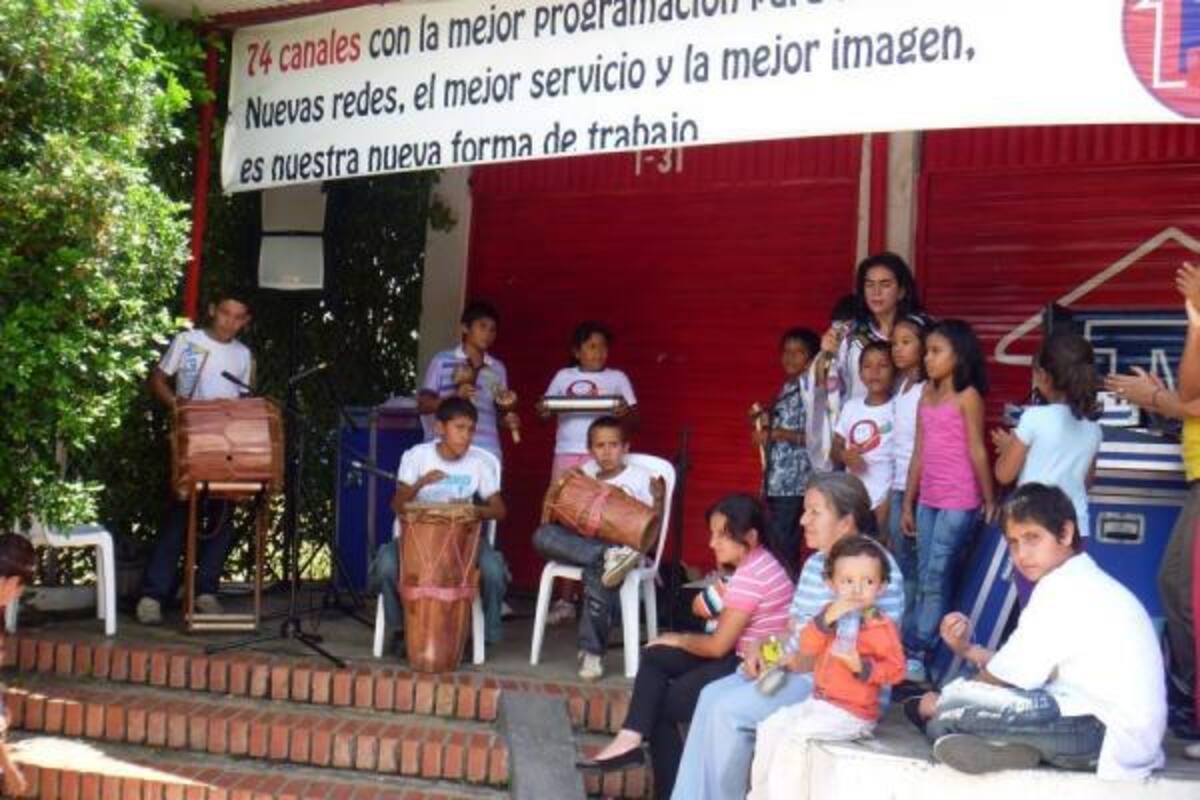 Jornadas artísticas se vivieron, ayer, en el barrio La Joya. Jóvenes y niños fueron los encargados de amenizar la actividad. (Foto: Suministrada / VANGUARDIA LIBERAL)