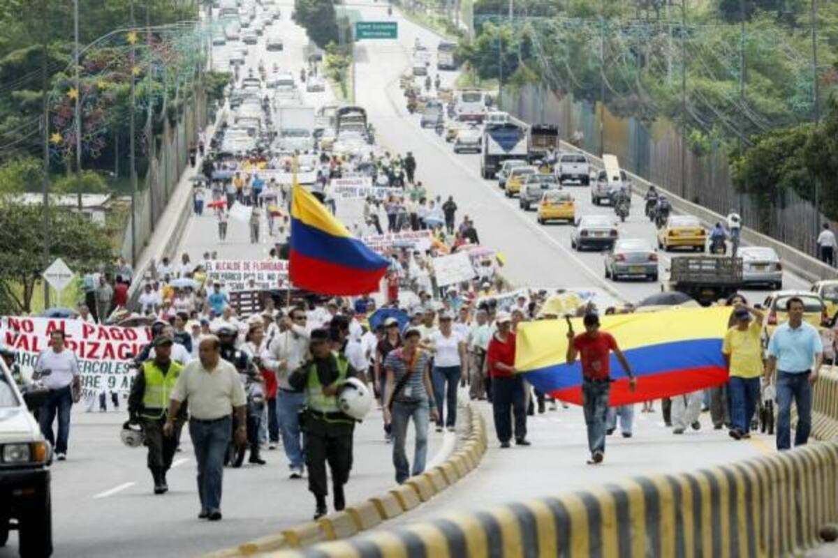 Cerca de tres horas duró la congestión que se presentó en la Autopista Sur, donde centenares de florideños de barrios como Ciudad Valencia, Molinos y Cañaveral, entre otros, marcharon para oponerse al cobro de valorización para la construcción de la Transversal de El Bosque. (Foto: César Flórez / VANGUARDIA LIBERAL)