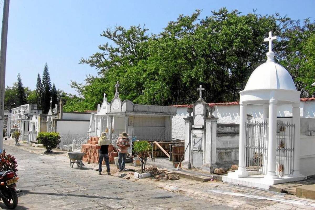 La comunidad pidió que se revise si hay o no autorización de la Secretaría de Salud o de la Secretaría de Planeación para efectuar las obras de creación de bóvedas en el Cementerio del Socorro. (Foto: Nancy Milena Gómez /VANGUARDIA LIBERAL)
