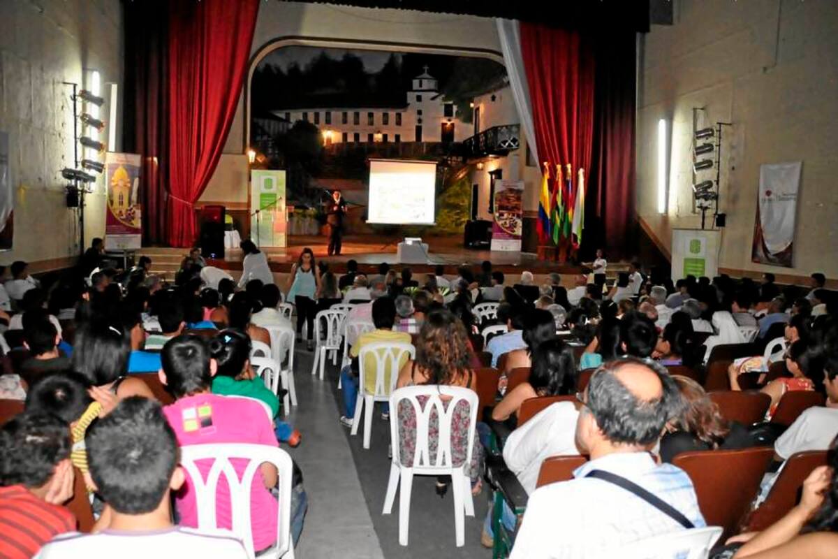 El ingeniero Julio Alfonso Martínez Molina, coordinador sede UIS, Socorro, explica a los asistentes al acto inaugural del programa profesional en turismo, los alcances de esta carrera que se ofrece la UIS en esta ciudad. (Foto: Luis Fernando Martínez Vargas/VANGUARDIA LIBERAL)