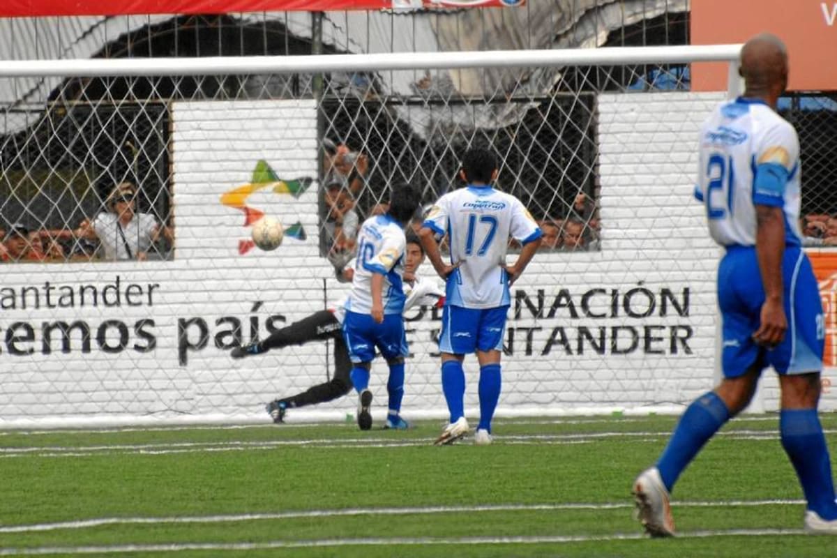 Albeiro García anotó de penal el tanto con el que Copetran 70 años derrotó al Atlético Bucaramanga en la final del XXX Torneo de la Cancha Marte. El volante fue pieza clave en la victoria de su equipo, puesto que manejó los hilos del mediocampo y siempre animó a sus compañeros para lanzarse al ataque. (Foto: Jaime del Río / VANGUARDIA LIBERAL )