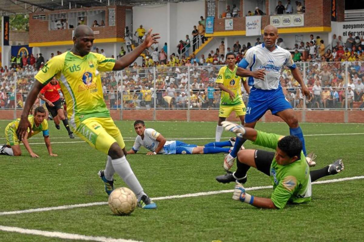 Andrés Arboleda, defensor del Atlético Bucaramanga, terminó atacando como un delantero más, puesto que las jugadas que generaron no eran concretadas por sus compañeros. Al final, con más desesperación que orden, todo el equipo se volcó al ataque, pero no pudieron empatar. (Foto: Jaime del Río / VANGUARDIA LIBERAL )