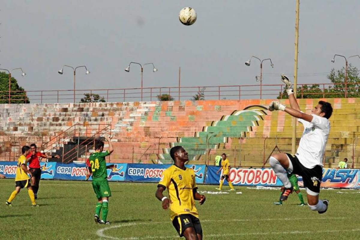 Al minuto 20 del segundo tiempo Alianza Petrolera puso la diferencia en el Daniel Villa Zapata. Tres minutos después Atlético Bucaramanga puso el empate con gol de José Largacha. (Foto: Emmanuel Pérez / VANGUARDIA LIBERAL )