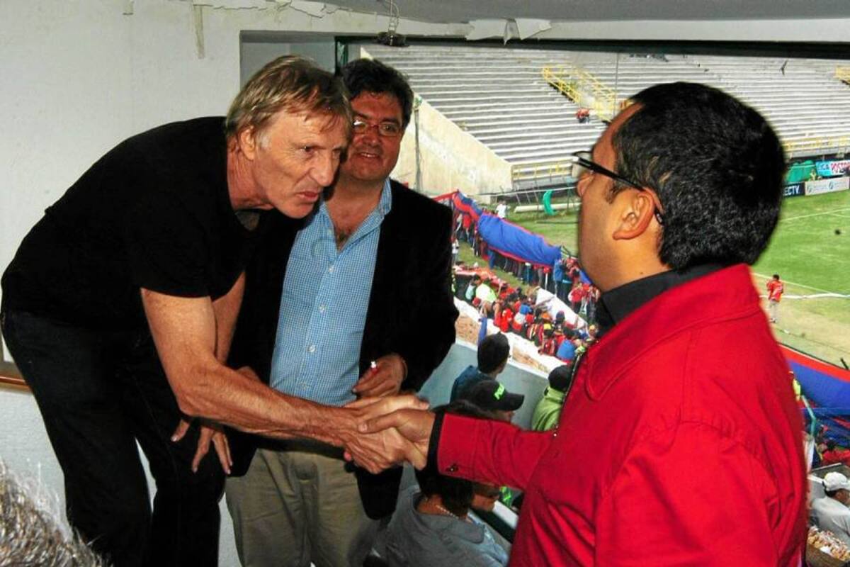 El argentino José Pékerman, técnico de la selección Colombia de mayores, durante su visita al estadio La Independencia de Tunja. El estratega está definiendo la sede para jugar las eliminatorias, así como el posible sitio de concentración. (Foto: Colprensa / VANGUARDIA LIBERAL )