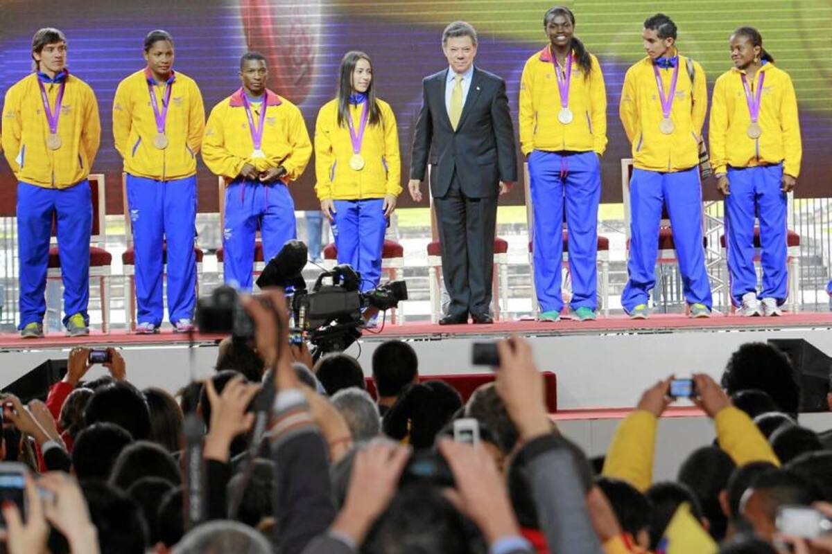 El presidente de Colombia, Juan Manuel Santos, recibió a los medallistas olímpicos y exaltó la labor de cada uno de ellos, resaltando que el compromiso del gobierno hacía el deporte será mayor y que la idea es mantener lo hecho y mejorarlo en los Juegos Olímpicos de Río de Janeiro 2016. (Foto: Colprensa / VANGUARDIA LIBERAL )