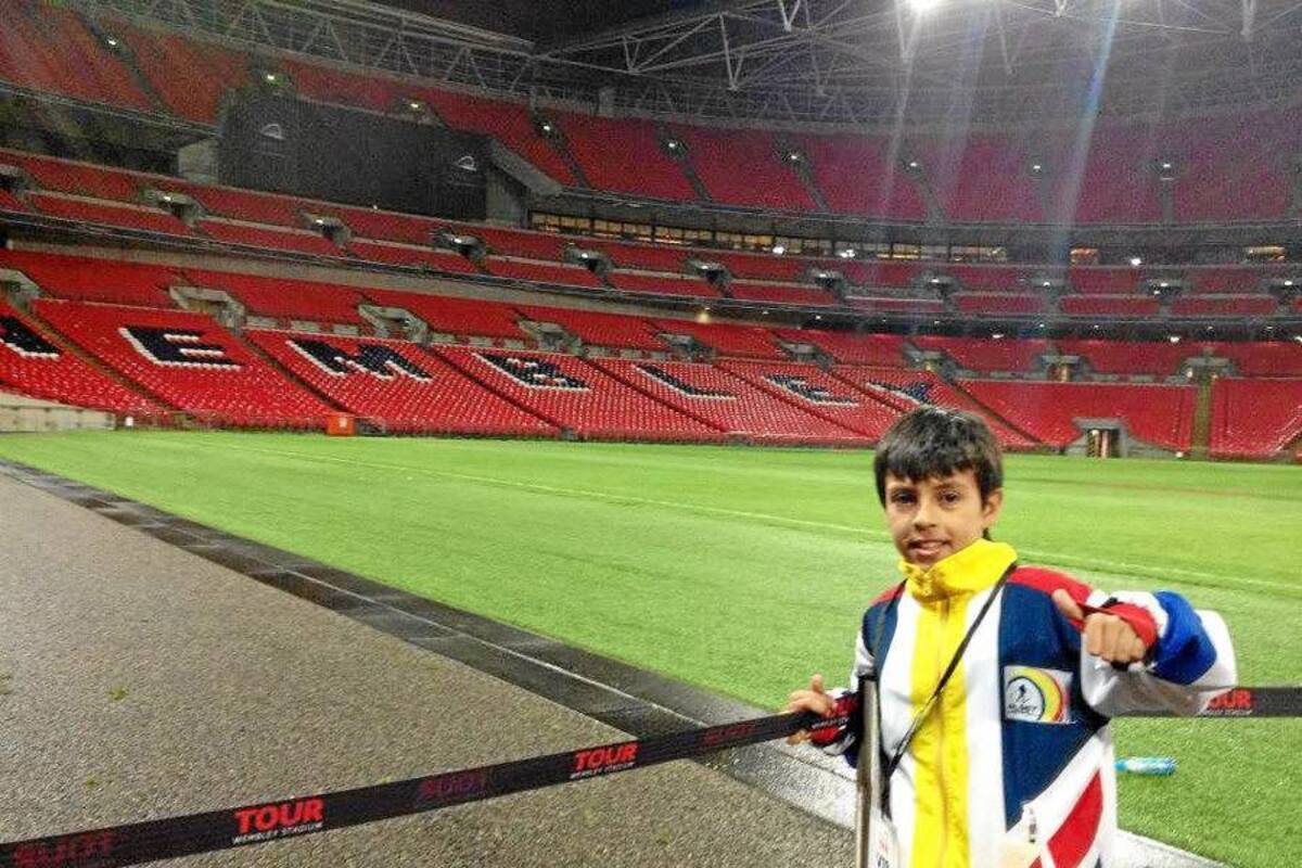 Con apenas 10 años, el santandereano Wálter Stewart Silva viajó a Inglaterra para participar en un campamento del Bolton y sus habilidades fueron exaltadas por los técnicos británicos, quienes estarán pendientes del futuro inmediato del futbolista. En la fotografía aparece en el renovado Estadio de Wembley. (Foto: Suministrada / VANGUARDIA LIBERAL )