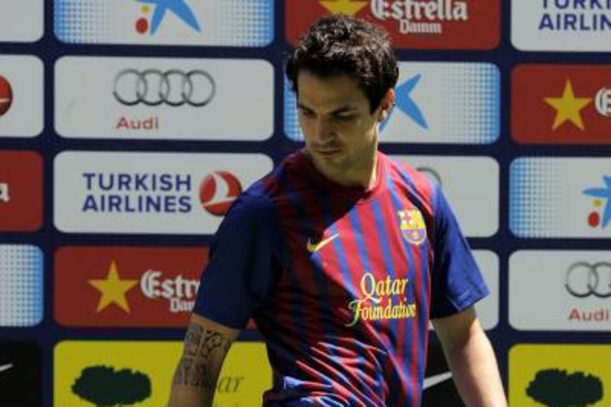 Cesc Fàbregas, nacido en Arenys de Mar (Barcelona), 24 años de edad, 1,75 cm. de estatura y un peso de 68 kilos, firmó por cinco temporadas con el Barcelona a razón de cinco millones de euros por cada una de ellas. La cláusula de rescisión asciende a 200 millones de euros. (Foto: AFP / VANGUARDIA LIBERAL)
