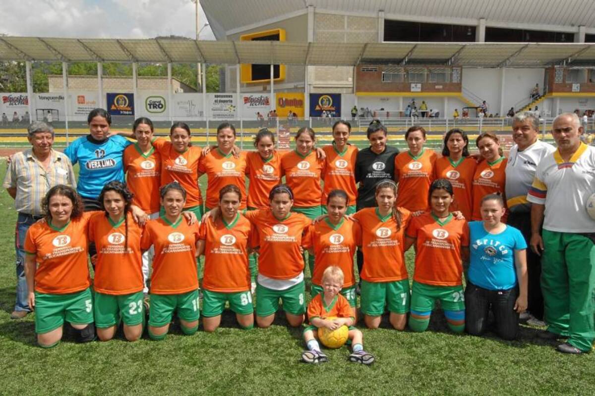 Este es el equipo del Terminal de Transportes – Reina Sofía de Grecia que se adjudicó el título del II Torneo Femenino de la Cancha Marte. (Foto: Jaime Del Río / VANGUARDIA LIBERAL)