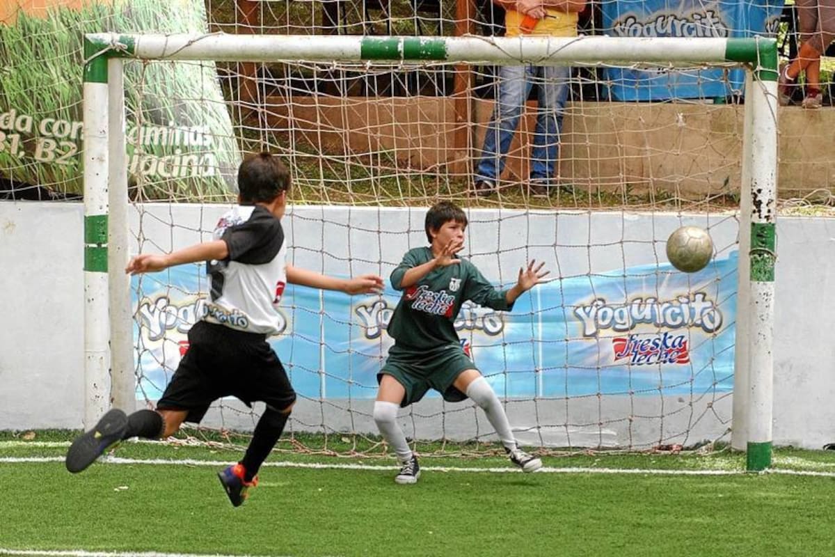 Por la vía de los tiros libres desde el punto penal, se definieron dos de los tres partidos disputados ayer en la tercera ronda de la Copa Yogurcito Freskaleche. En la gráfica el cobro definitivo de Juventus ante Barcelona. (Foto: Jaime del Río / VANGUARDIA LIBERAL)