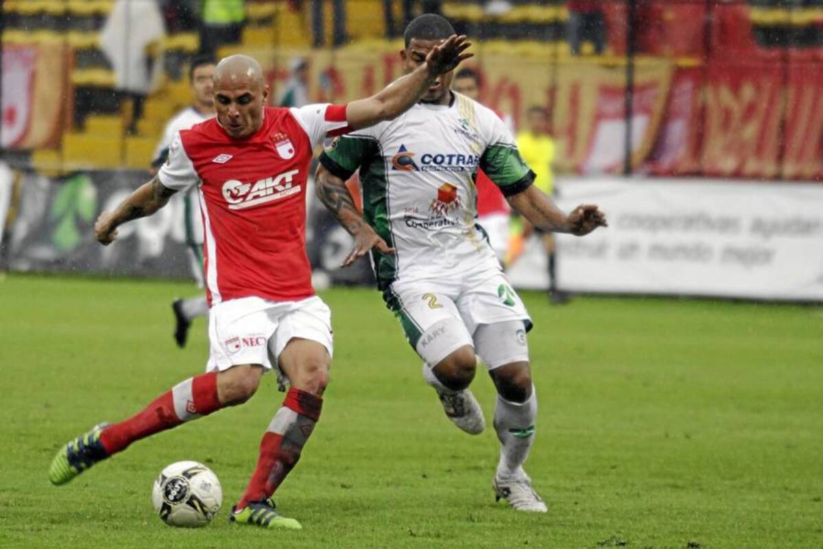 Independiente Santa Fe sigue escalando peldaños en la Liga Postobón. Los ‘cardenales’ vencieron a domicilio 1 – 0 a La Equidad y ya son segundos. (Foto: Colprensa / VANGUARDIA LIBERAL)
