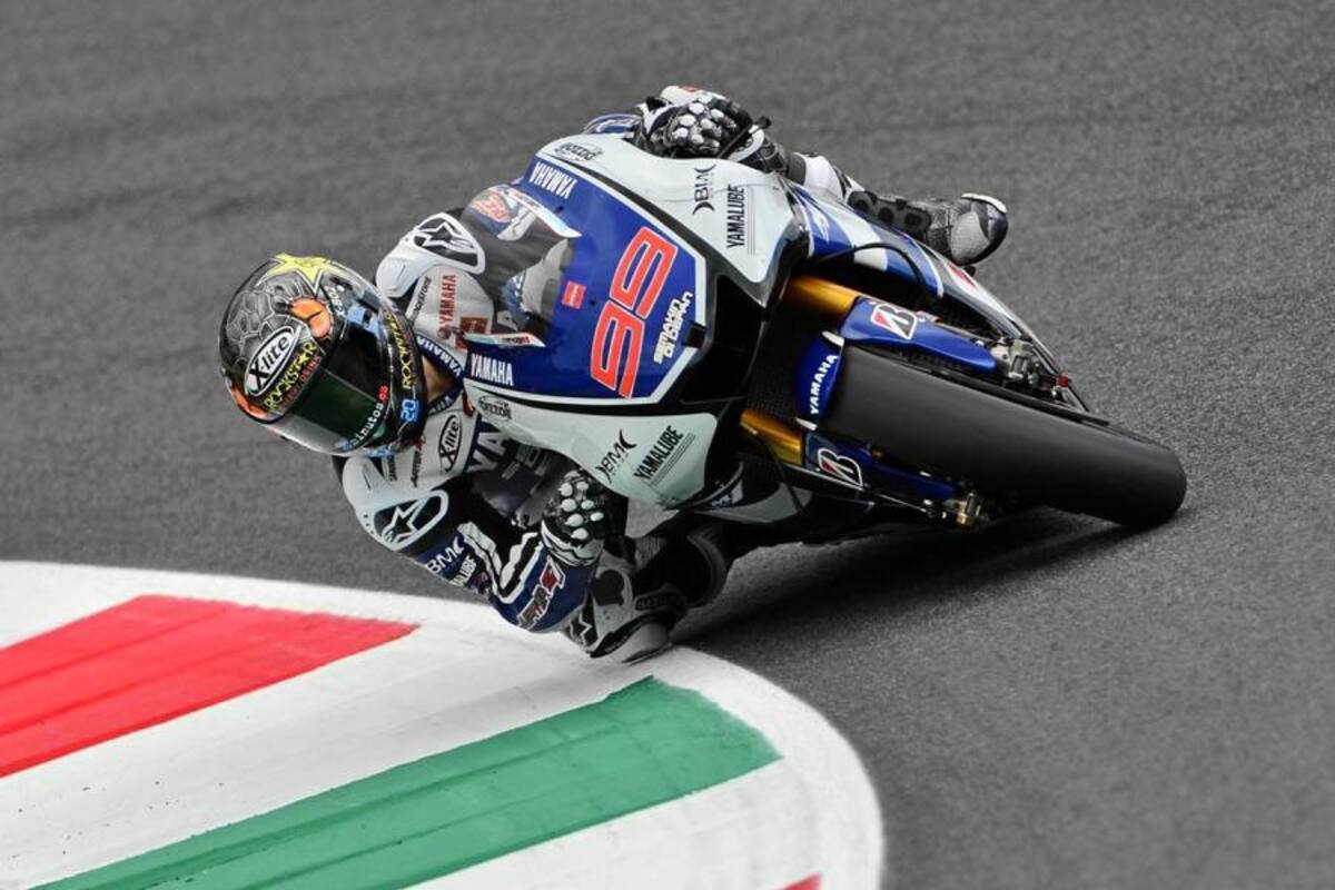 El piloto español Jorge Lorenzo ganó ayer el Gran Premio de Italia de MotoGP, logrando la quinta victoria de la temporada 2012, sumando las que consiguió en Catar, Francia, Cataluña e Inglaterra. (Foto: AFP / VANGUARDIA LIBERAL)