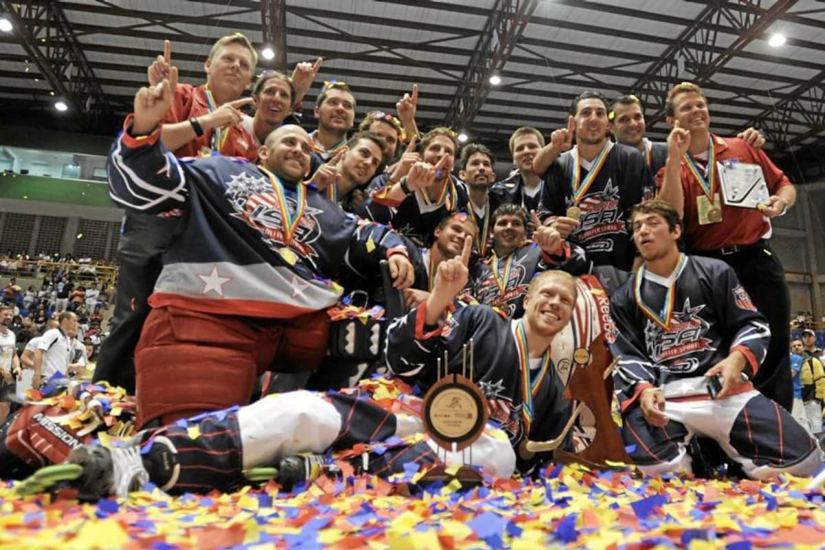 La selección absoluta de Estados Unidos celebró la obtención del título mundial en el Campeonato de Hockey en Línea disputado en Bucaramanga. (Foto: Cortesía Luis Ramírez / VANGUARDIA LIBERAL )