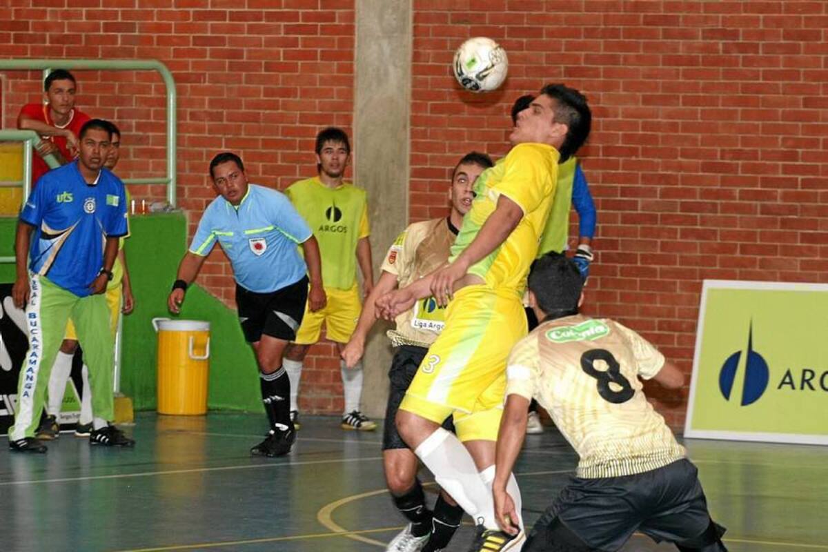 Real Bucaramanga jugará hoy su segundo partico como local en la Liga Argos de Fútbol de Sala Fifa II, recibiendo en el coliseo de la Universidad Industrial de Santander, al quinteto de Gremio Samario de Santa marta, líder del grupo B. (Foto: Nelson Díaz / VANGUARDIA LIBERAL)