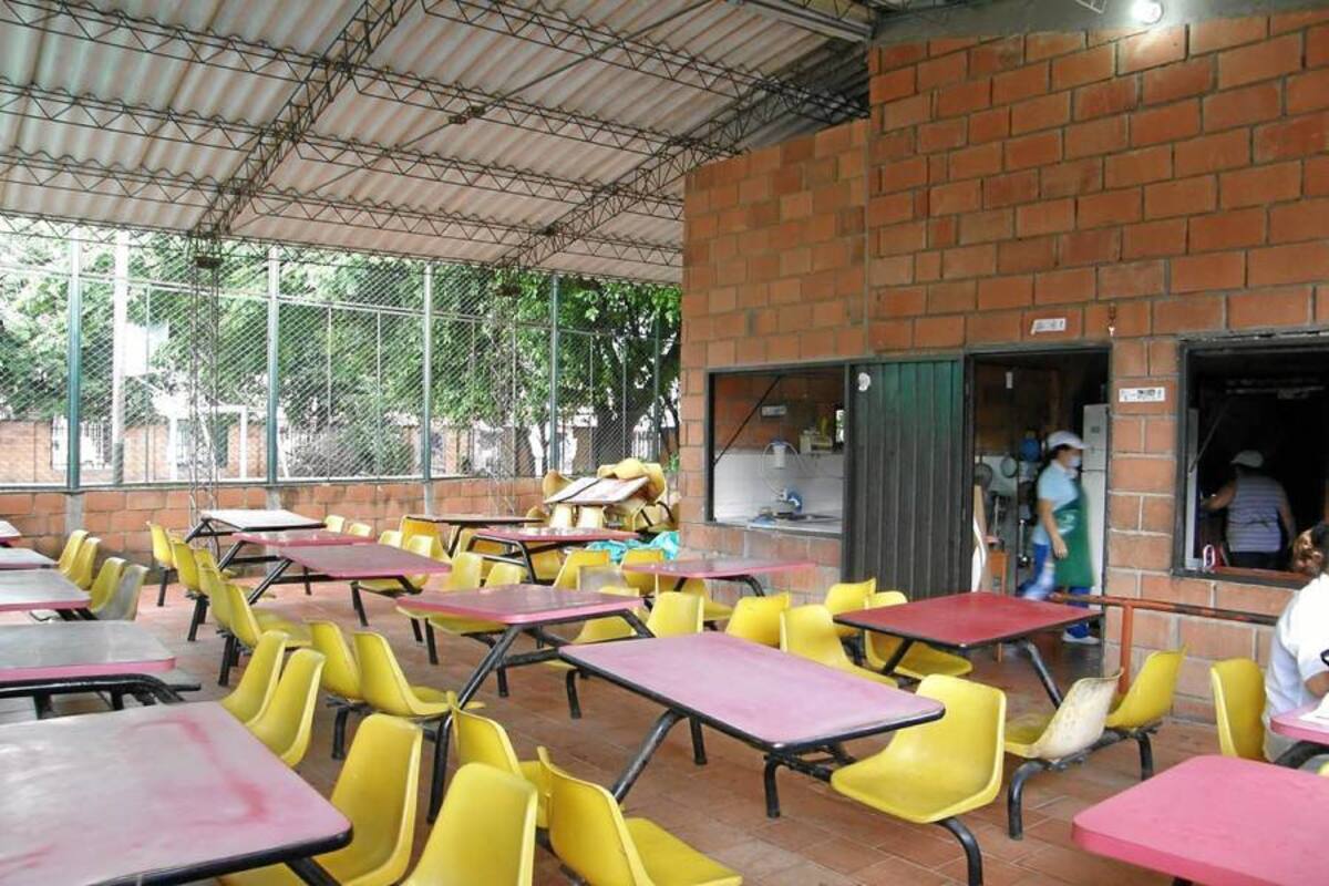 Este es el restaurante escolar que debe recibir diariamente más de 280 menores. A las 12:00 del día, la situación es incontrolable. (Foto: Ingrid P. Albis Pérez/VANGUARDIA LIBERAL)