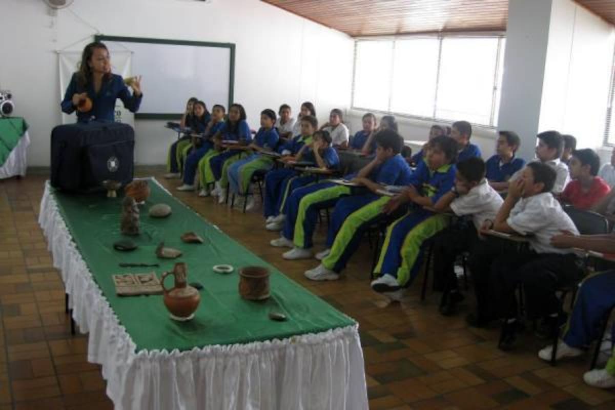 La exposición de las maletas didácticas está abierta al público en la biblioteca de Comfenalco de El Poblado. (Foto: Archivo/VANGUARDIA LIBERAL )