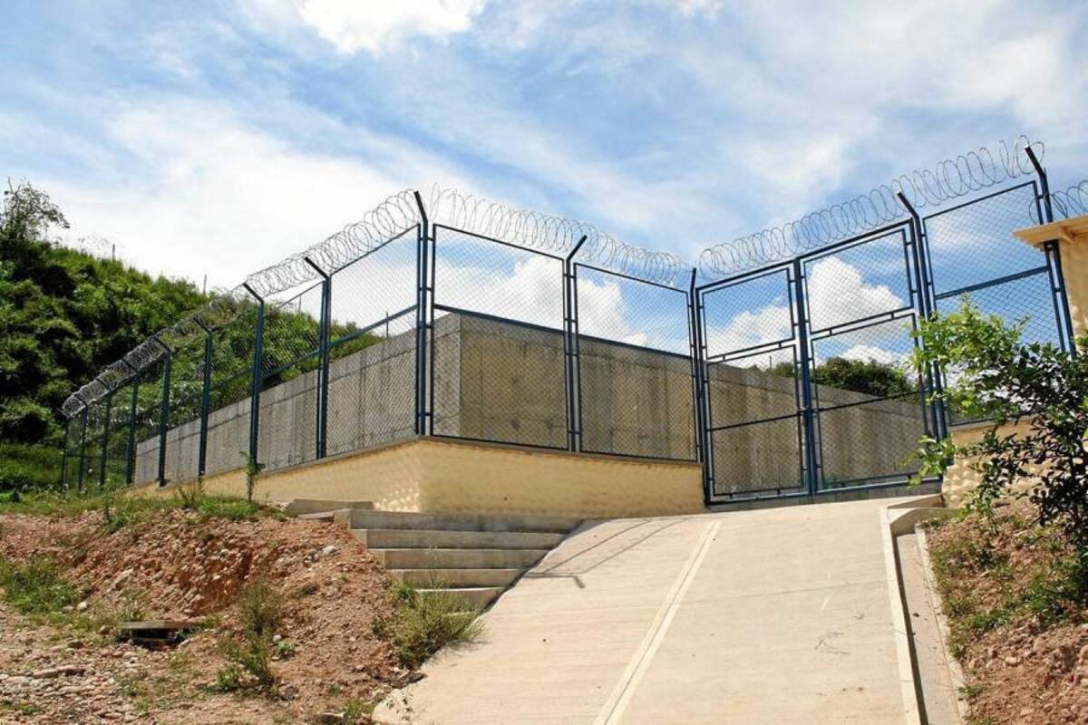 Según los habitantes de Nievo Girón, la Petar está emanando malos olores debido a un daño que presenta desde hace varios meses. (Foto: Mauricio Betancourt/VANGUARDIA LIBERAL)