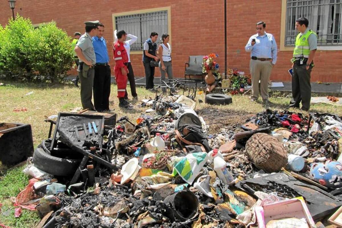 La quema de algunos elementos llevó a que autoridades municipales acudieran a una zona aledaña al Centro de Convivencia a revisar las condiciones en que viven algunas personas que por años han invadido un predio del municipio. (Foto: Suministrada/VANGUARDIA LIBERAL)