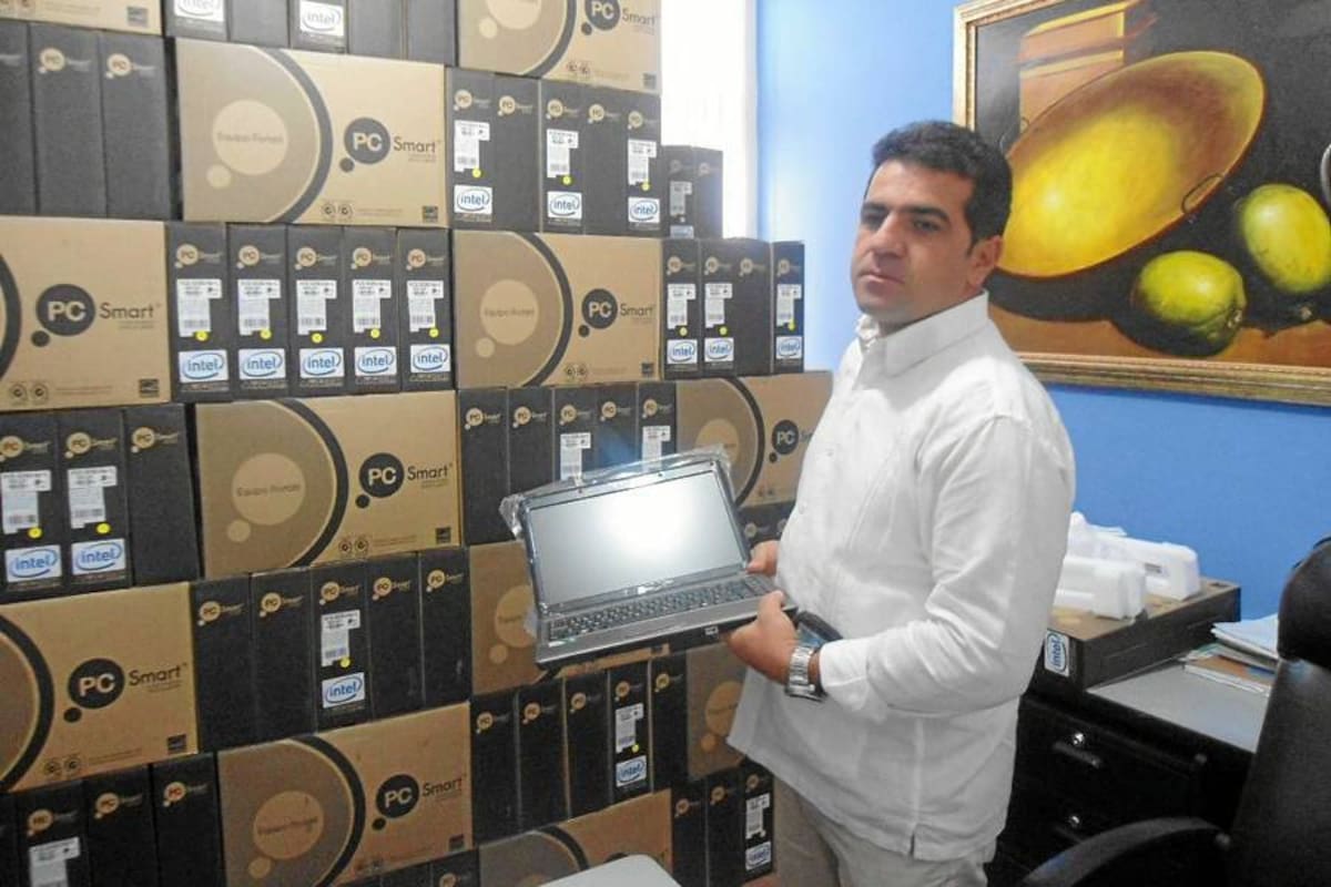 La entrega de equipos de cómputo se hará el próximo 20 de febrero frente a la Alcaldía, según lo dio a conocer el secretario de educación de San Gil Pedro Nel Rodríguez Ramírez. (Foto: Nancy Acuña R./VANGUARDIA LIBERAL)