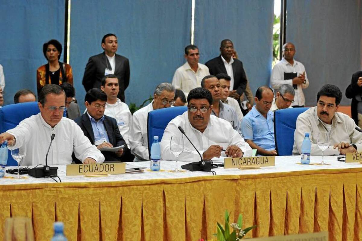 Los cancilleres de Ecuador, Ricardo Patiño (izquierda) y Venezuela, Nicolás Maduro (derecha) así como el vicecanciller de Nicaragua, Valdrack Jaentschke (centro) en la apertura de la sesión de la Alba en la capital cubana. (Foto: AFP / VANGUARDIA LIBERAL)