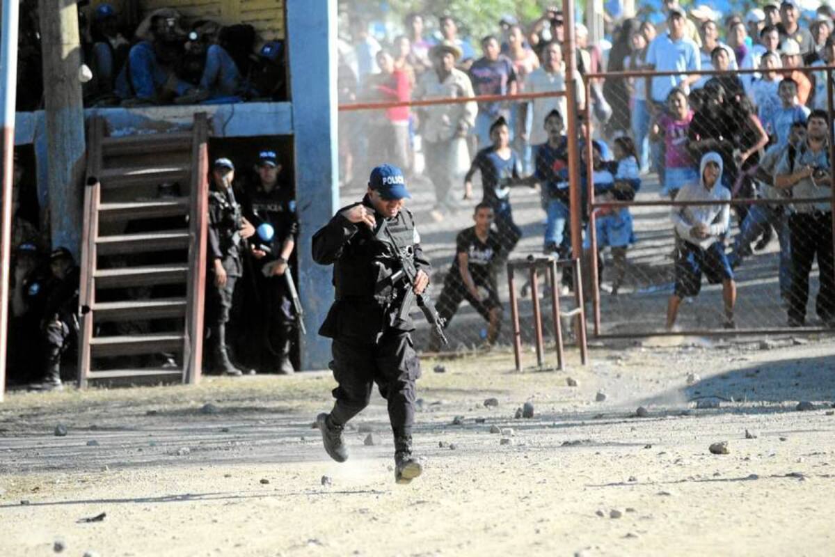 Unos 300 familiares de los presos se enfrentaron con la Policía a pedradas, rompieron el cerco y se agolparon en el patio frontal, pero los agentes, con disparos al aire, lograron luego controlar la situación. (Foto: EFE / VANGUARDIA LIBERAL )