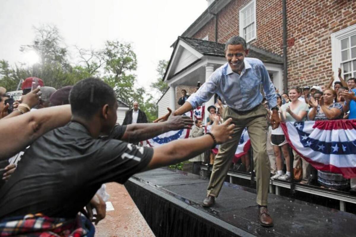 El presidente de los Estados Unidos Barack Obama saluda a sus simpatizantes durante un acto electoral frente a Walkerton Tavern de Glen Allen, en Virginia, Estados Unidos. (Foto: EFE / VANGUARDIA LIBERAL )