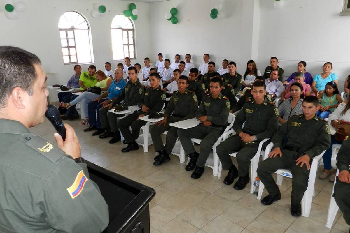 Momentos en que el Mayor Henry García, se dirige a los jóvenes entrantes y salientes para prestar el servicio militar en la Policía, 15 muchachos ingresaron a este proceso. (Foto: Luis Fernando Martínez V./VANGUARDIA LIBERAL)