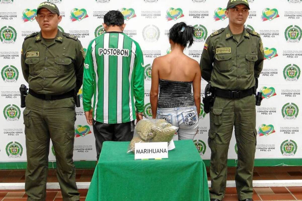 Esta pareja fue capturada por la Policía en la carrera 20 con calle 17N del barrio Villa Rosa, en el Norte de Bucaramanga. (Foto: Suministrada/VANGUARDIA LIBERAL)