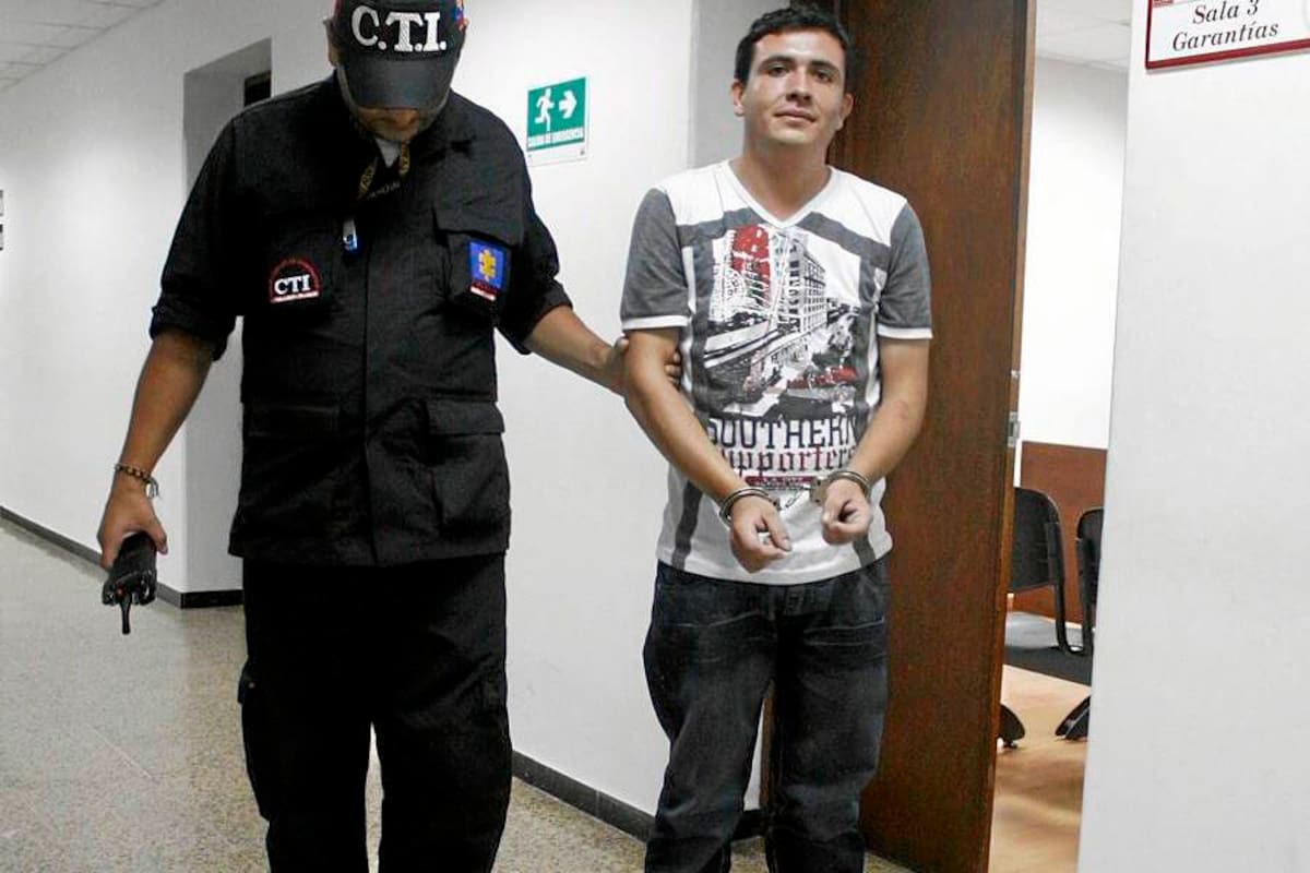 Erid Duván Patiño Leguizamón, de 23 años, es investigado por su presunta participación en el crimen de Sandro Aguilera, asesinado el 16 de agosto de 2010 en la calle 32 N° 40-47 del barrio Los Alpes. El capturado no aceptó los cargos, por lo que es considerado inocente hasta tanto la Fiscalía logre demostrar lo contrario.