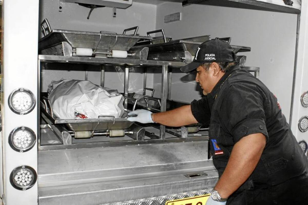 Agentes del Cuerpo Técnico de Investigación, CTI, de la Fiscalía, tratan de establecer los móviles del crimen y sus responsables.