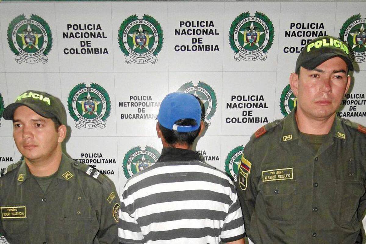 Este hombre fue capturado por la Policía luego de que, al parecer, le propinó un disparo en el abdomen a un ciudadano en el barrio Girardot. (Foto: Suministrada/VANGUARDIA LIBERAL)