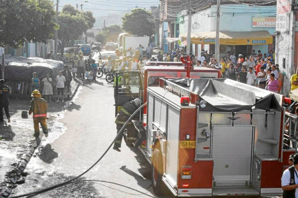 El incendio más grave ocurrió ayer a las a las 6:45 de la mañana en la bodega de reciclaje ubicada en la calle 4 N° 15B-29, del barrio Chapinero, en el Norte de Bucaramanga. (Foto: Nelson Díaz / VANGUARDIA LIBERAL)