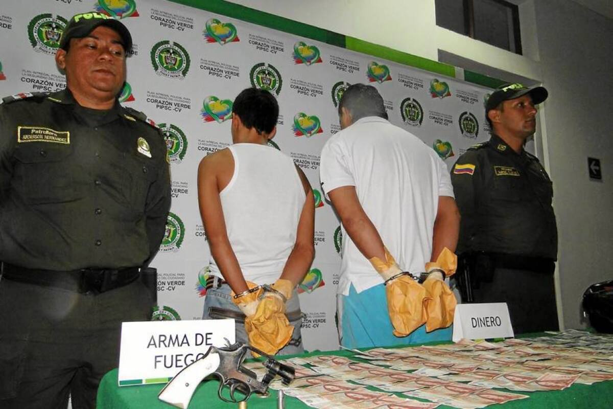 La Policía protagonizó el jueves una persecución que culminó en el barrio Sotomayor, donde fueron capturados dos sujetos que, al parecer, le hurtaron $5 millones a una señora en Los Pinos. (Foto: Suministrada/VANGUARDIA LIBERAL)