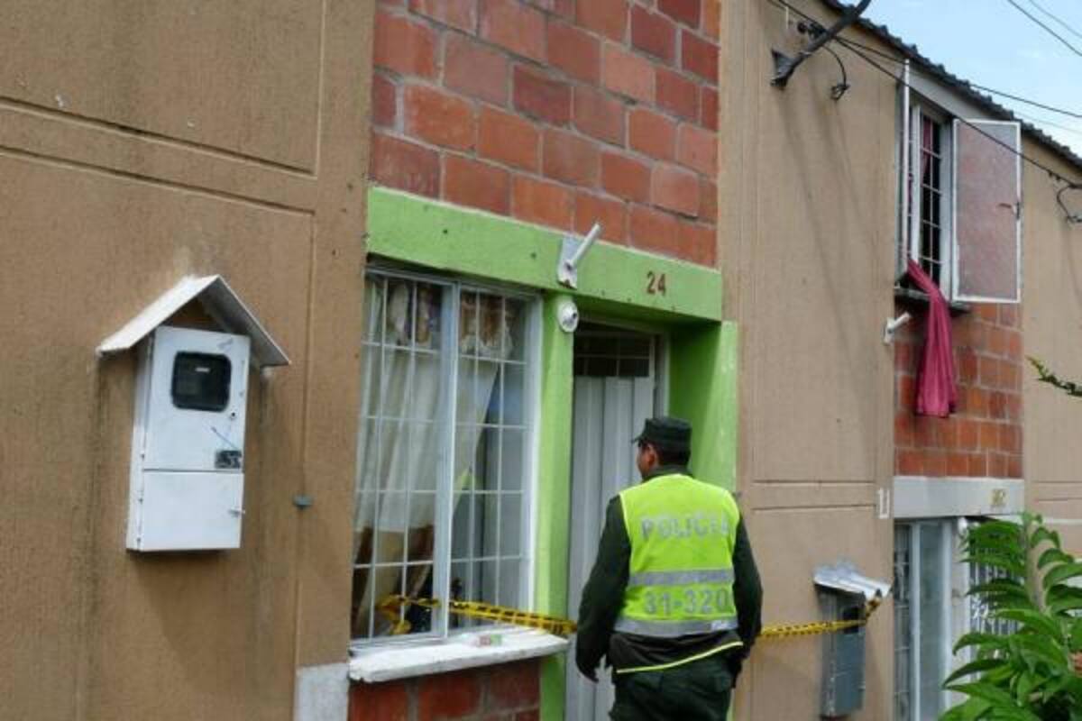 En esta vivienda, ubicada en el barrio Betania, del Norte de la Ciudad, fue asesinada una mujer de 36 años que tenía tres meses de embarazo tras una discusión que mantuvo con su compañero sentimental quien sufre de problemas mentales. La Policía arrestó al agresor.(Foto: Nelson Díaz/VANGUARDIA LIBERAL)