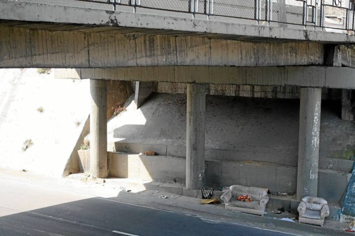 Personas incultas tiran desde enseres hasta escombros al puente vehicular de Piedecuesta. (Foto: Mauricio Betancourt/VANGUARDIA LIBERAL)