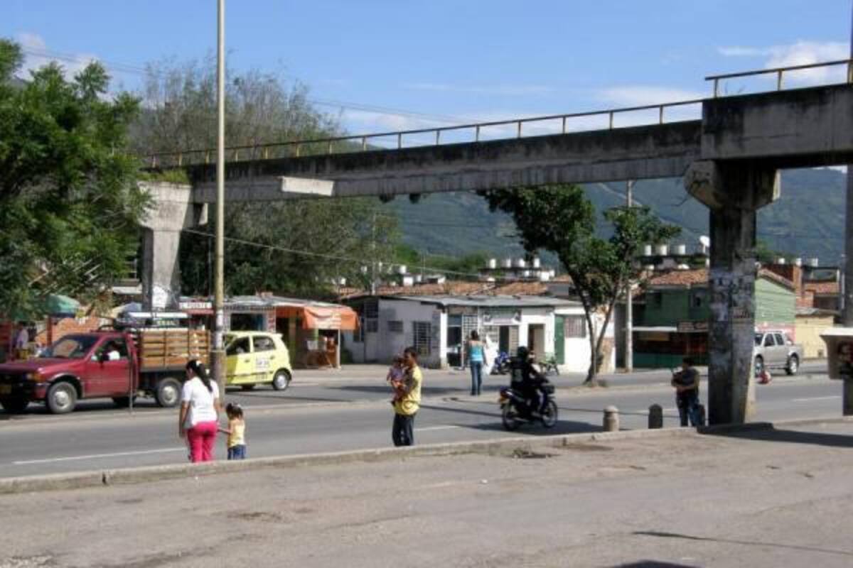 El deterioro del puente cumplirá dos años el próximo abril de 2011, situación que implica diario peligro para la comunidad que en la actualidad está obligada a cruz por la vía primaria.(Foto: Sully Catherine Santos H./VANGUARDIA LIBERAL)