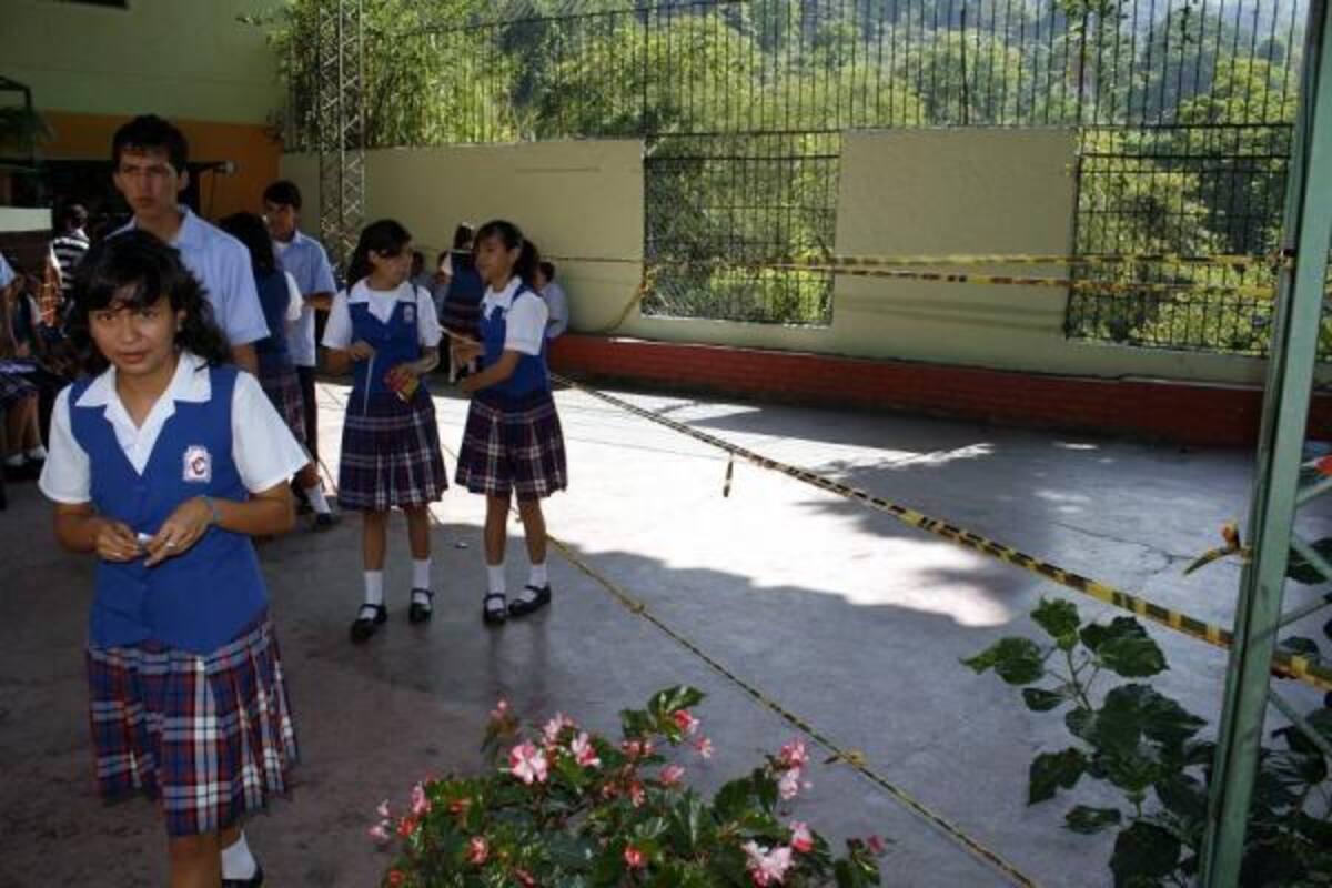 Esta es la parte comprometida del colegio El Carmen, donde por ahora se construirá un muro de contención.(Foto: Mauricio Betancourt/VANGUARDIA LIBERAL )