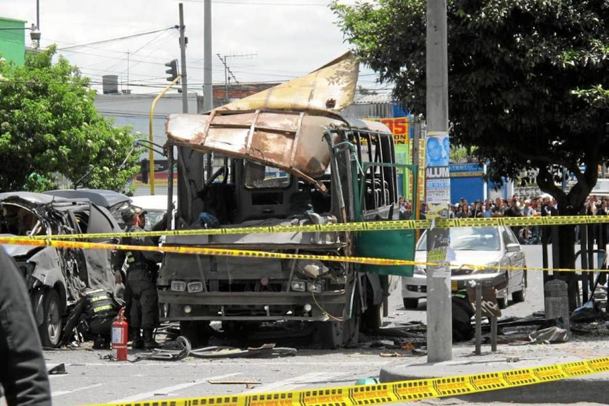 Varios sectores aseguran que el atentado terrorista de ayer es una acción de los violentos contra el Marco Legal para la Paz. (Foto: Colprensa/VANGUARDIA LIBERAL)
