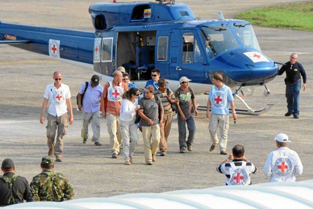 Cerca de las 4:14 de la tarde el helicóptero con insignias de la Cruz Roja aterrizó en el aeropuerto Yariguies de Barrancabermeja, donde se transportaban los cinco liberados por el Eln, tras su secuestro en el sur de Bolívar. (Foto: Emmanuel Pérez Ortegón/ VANGUARDIA LIBERAL)